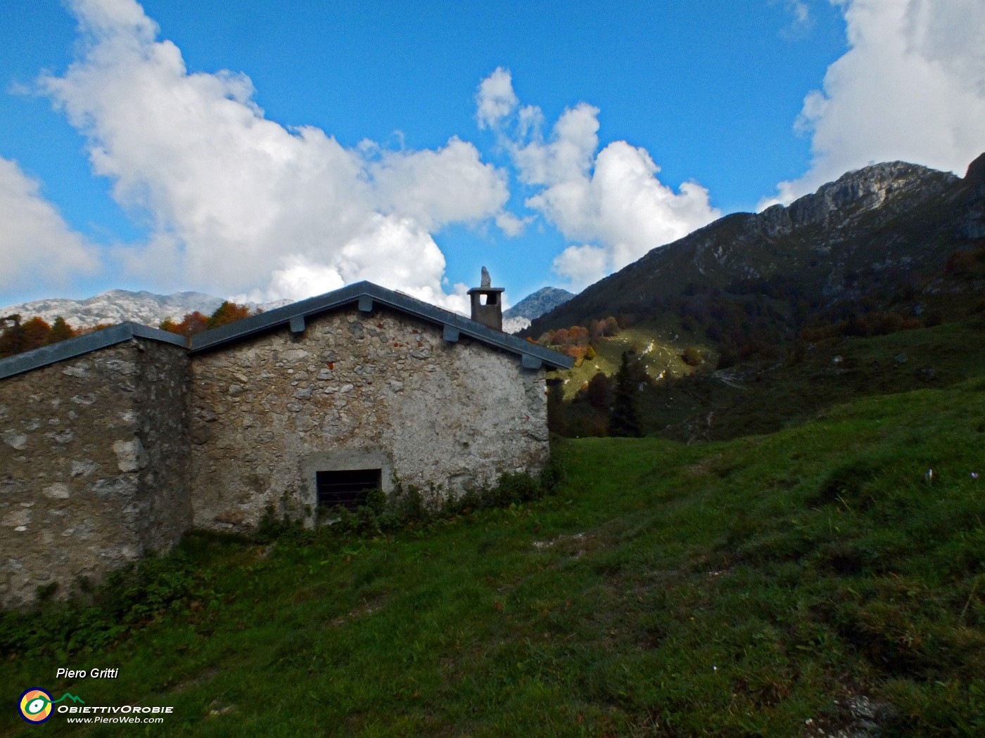 46 Cascina dei Foppi (1600 m) con vista in creste d'Alben .JPG